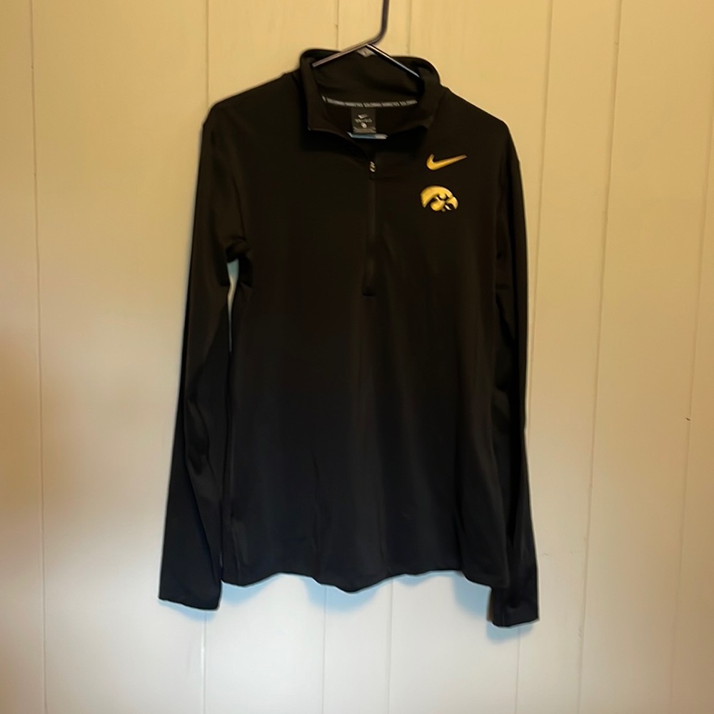 Dri -fit Nike top Iowa Hawkeyes